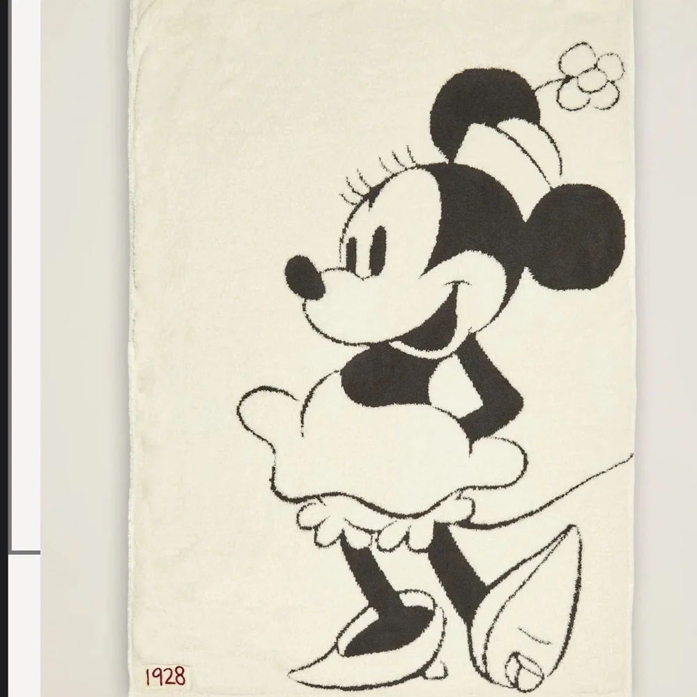 NWT Barefoot Dreams Minnie Mouse CozyChic throw - 45 x 60